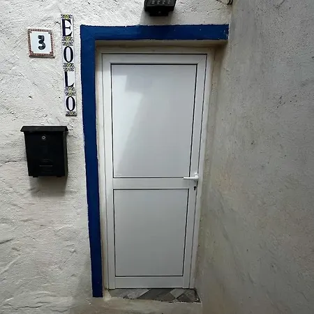 Eolo Oceanfront דירה *