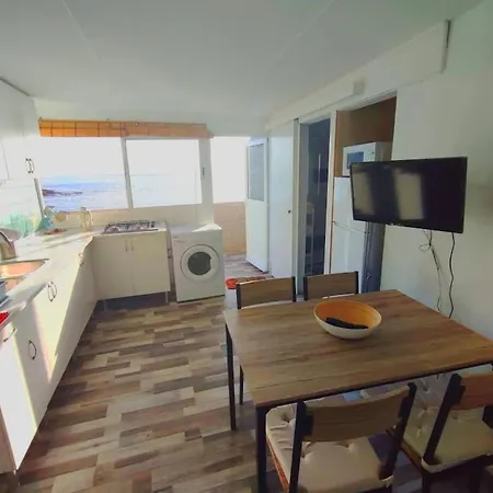 Eolo Oceanfront דירה